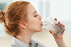 7 lợi ích của uống nước khi đói