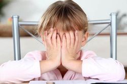 Bé gái 13 tuổi uống thuốc trừ sâu tự tử vì bị bạn chọc ghẹo trên lớp