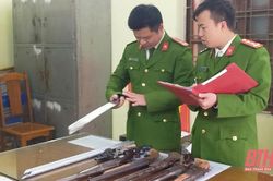 Vận động nhiều đối tượng giao nộp súng, hung khí nguy hiểm