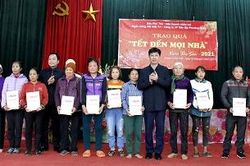 Trao quà 'Tết đến mọi nhà' tại huyện Cẩm Khê