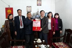 Thăm, tặng quà gia đình chiến sĩ đang công tác tại Trường Sa