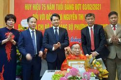 Trao tặng Huy hiệu 75 năm tuổi Đảng cho đảng viên lão thành quận Long Biên