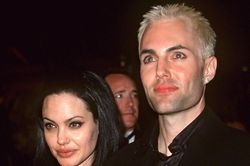 Anh trai của Angelina Jolie sống ẩn dật sau nụ hôn gây tranh cãi