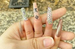 Bà mẹ bị chỉ trích vì làm móng tay quá dài cho con