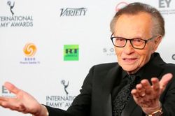 Huyền thoại ngành truyền hình Mỹ Larry King qua đời vì Covid-19