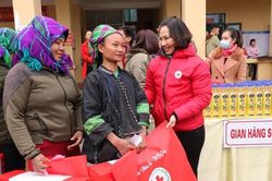 Hội Chữ thập đỏ TP Hà Nội trao hàng trăm suất quà cho học sinh nghèo dịp Tết