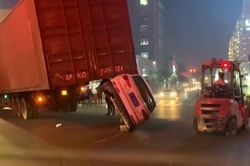 Xe con 'nhấc bổng' đuôi container đang vào cua