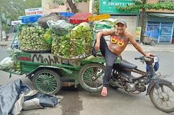 Ấm lòng xe rau miễn phí dành cho người nghèo và sinh viên của người đàn ông xăm trổ