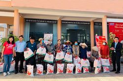 Ngân hàng TMCP Kiên Long Chi nhánh Khánh Hòa tặng 400 suất quà Tết cho người nghèo