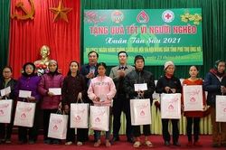 Trao 137 suất quà Tết ở Yên Lập