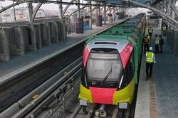 Người dân tham quan đoàn tàu đường sắt Nhổn - ga Hà Nội