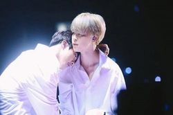 Tan chảy với cách Jimin BTS xoa dịu sự giận dỗi của Jin