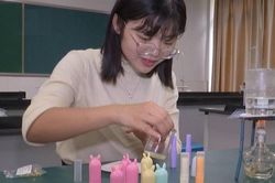 Cô giáo dạy Hóa gây 'bão mạng' khi tự tay làm son dưỡng tặng học sinh