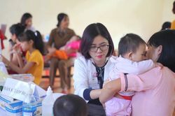 Cha mẹ cần làm gì khi con có kinh nguyệt sớm?