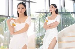 Lương Thùy Linh o ép vòng 1, khoe chân dài cực phẩm tại sự kiện