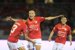 Lee Nguyễn ra mắt, CLB TPHCM thắng đậm Hà Tĩnh!