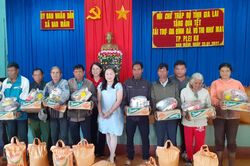 Tặng hơn 500 suất quà Tết cho người nghèo huyện Chư Sê và Chư Pưh