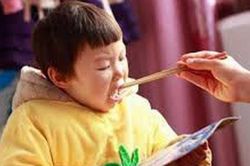 Thói quen xấu của cha mẹ vô tình hủy hoại tiềm năng của trẻ