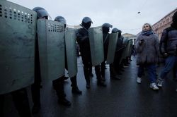 Cảnh sát xin lỗi nạn nhân bị đạp vào bụng trong biểu tình ở St. Petersburg