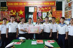 Vượt sóng cấp 8, quất Tết Văn Giang đến với nhà giàn DK 1