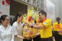Tặng vé xe và quà cho sinh viên khó khăn đón Tết