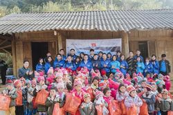 Sinh viên Sư phạm đem 'Mùa đông ấm' đến học sinh vùng cao