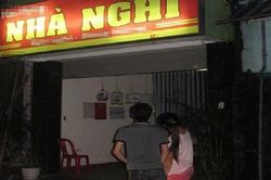 Nghe lời dụ dỗ vào nhà nghỉ, người đàn bà bán vé số bi 'lột sạch'