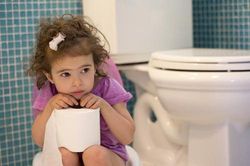 Sai lầm khi trị táo bón cho trẻ