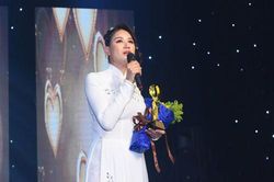 Trang Trần day dứt vì quá bận rộn, phải sống xa con gái lâu ngày