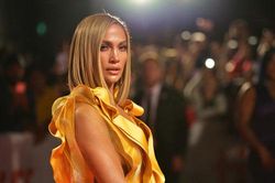 Jennifer Lopez đáp trả khi bị nhận xét mặt tiêm 'cả tấn botox'