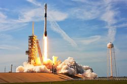 Tên lửa của SpaceX mang theo 143 vệ tinh trong một sứ mệnh kỷ lục