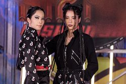 Giữa tin đồn rạn nứt tình cảm, Lãnh Thanh ngồi ghế khán giả, chăm chú xem Nam Em catwalk