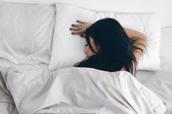 3 tư thế ngủ dễ khiến ngực lép, lưng đau, có tư thế còn có thể tổn thương não bộ