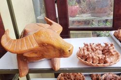Về làng gốm Thanh Hà ngắm linh vật trâu đất