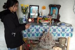 Xót thương cô bé chỉ trong vòng 2 tháng chịu tang cả bố lẫn mẹ