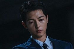 Song Joong Ki biến hóa lạnh lùng trong phim truyền hình mới