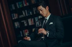Song Joong Ki hóa ông trùm mafia người Ý lạnh lùng quyến rũ trong Vincenzo