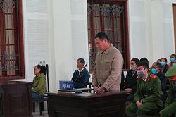 Bị đánh sưng chân, cầm cuốc phang lại vào đầu hàng xóm vì chuyện bờ ao
