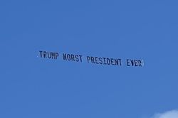 Ông Trump bị cư dân Florida chế nhạo ngay tại tư dinh