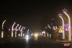 Vô vàn 'cây nêu' điểm tô những con đường ở huyện Nghi Xuân