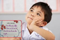 Viết thiệp gửi lời cảm ơn bố mẹ, cậu bé mắc 2 lỗi sai khiến ý nghĩa thay đổi hoàn toàn