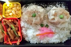 Mở 'hộp cơm đặc biệt' vợ tự làm, anh chồng thốt lên 'thật đáng sợ'
