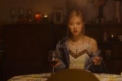 Như một cú lừa: YG xác nhận Rosé (BlackPink) sẽ debut solo bằng ca khúc phụ