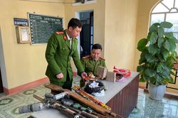 Vận động Nhân dân giao nộp súng, đạn tự chế, pháo, thuốc nổ và công cụ hỗ trợ
