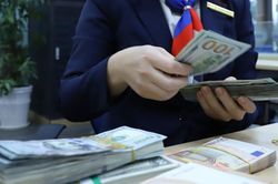 USD tự do tăng mạnh vì chênh lệch giá vàng