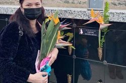 Xót xa hình ảnh bà xã cố NS Chí Tài mắt sưng húp khi thăm mộ chồng