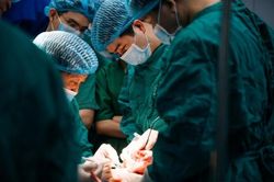 'Hóa giải' thành công khối u 'quái' che nửa mặt cụ bà