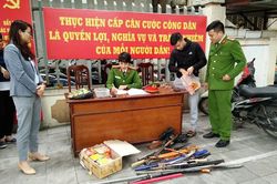Người dân tự giác giao nộp băng đạn súng AK và nhiều pháo hình lựu đạn