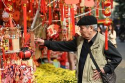 Đồ trang trí mang phong cách cổ truyền được ưa chuộng trong dịp Tết