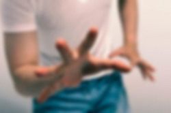 Phù rể sàm sỡ cô dâu và lời biện minh gây bức xúc